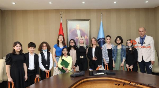 Ödüllü konservatuvar öğrencilerinden Rektör Özkan'a ziyaret