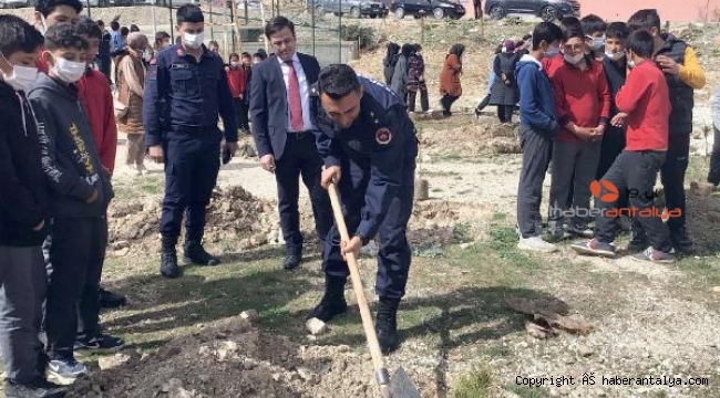 Öğrenciler, okul önünü ağaçlandırdı