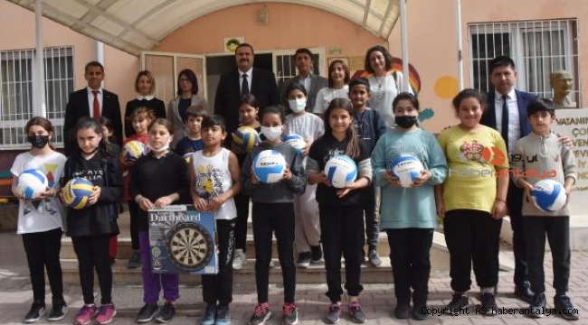 Öğrencilere spor malzemesi