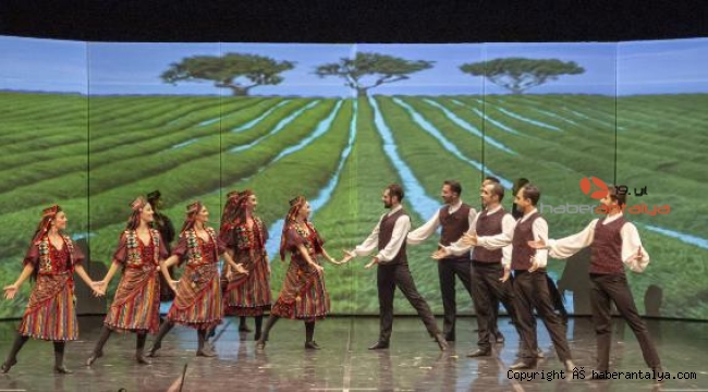 Orkestra eşliğinde türküler ve dans