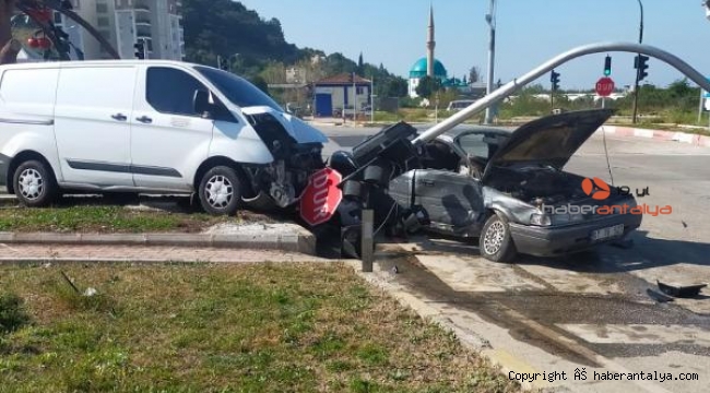 Para nakil aracıyla otomobil çarpıştı: 4 yaralı