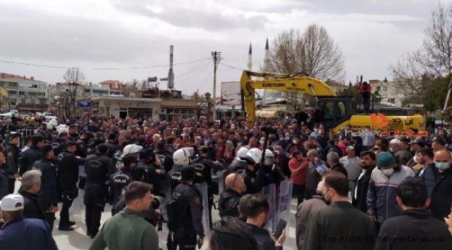 Pazar yeri yıkımında ortalık karıştı. Biber gazı hastanelik etti
