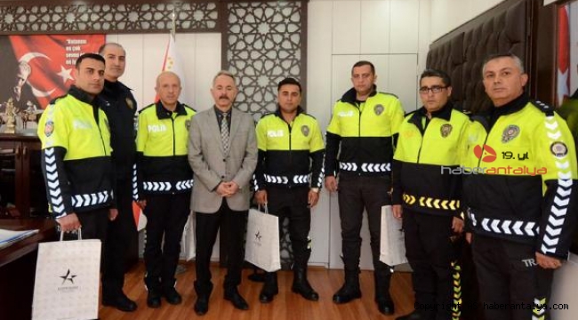 Rüşvet teklifini reddeden polislere ödül