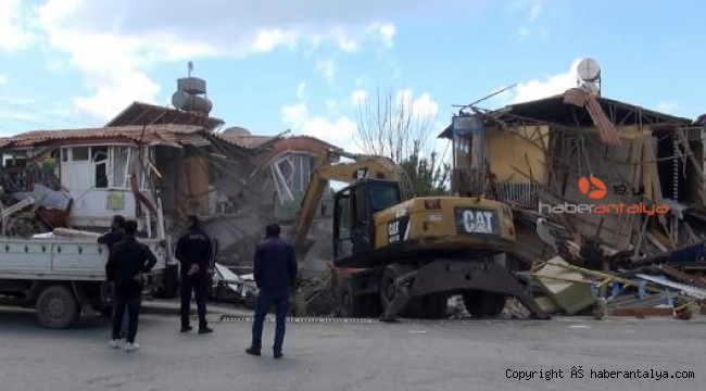 Side'de, sit alanında kalan tek yıldızlı otel yıkıldı