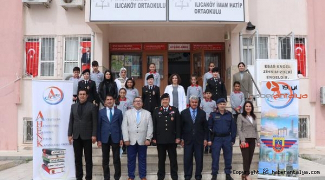 Tuğgeneral Özfidan öğrencilerle kitap okudu