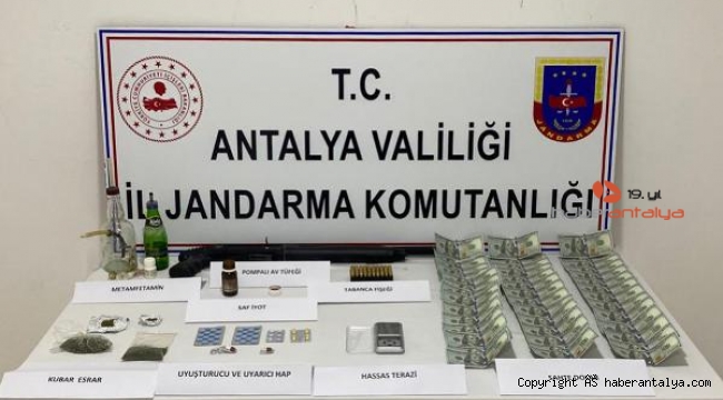 Uyuşturucu baskınında sahte para ele geçirildi