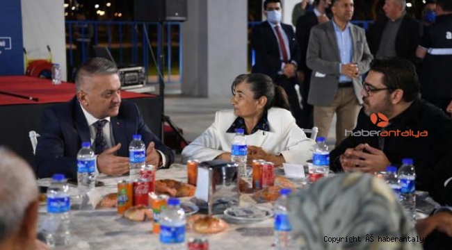 Vali Yazıcı'dan Romanlara iftar yemeği