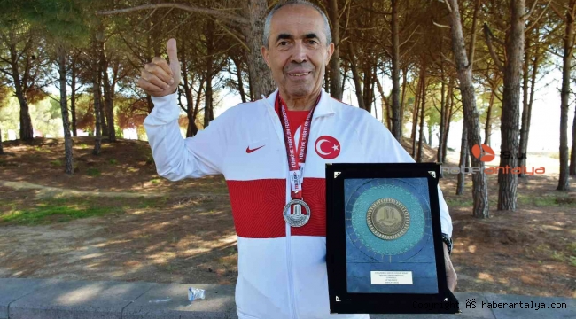 73 yaşındaki milli sporcu, madalya ve kupasını şehitlere adadı