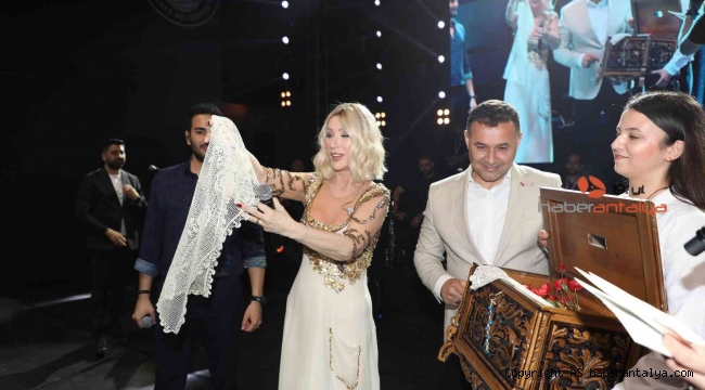 8.ez evlenen Seda Sayan'a sahnede çeyiz sandığı hediyesi