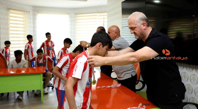 Alanyaspor, Atletico Bakü'yü ödüllerle uğurladı
