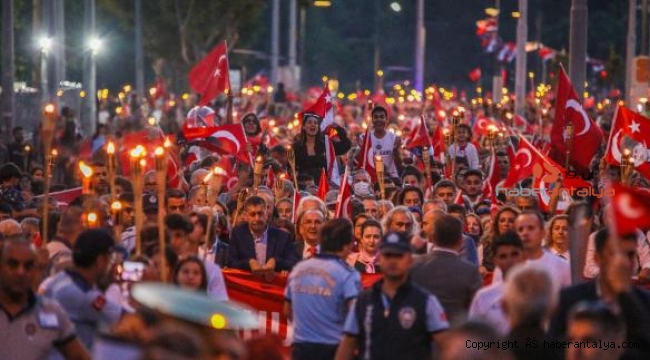 Antalya'da binlerce kişi fener alayında yürüdü
