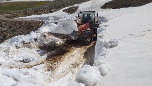 Antalya'da kardan kapanan yayla yolları açılıyor