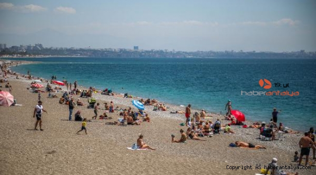 Antalya'da tatilciler denize girip güneşlendi