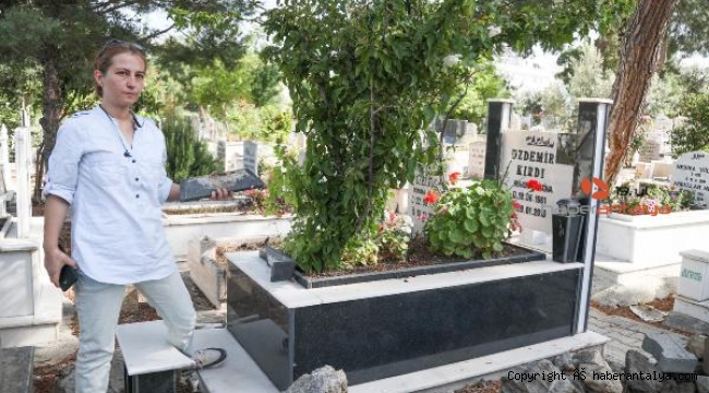 Demirlerinin çalındığı babasının mezarı başında gözyaşı döktü