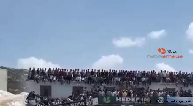 Festivalde can pazarı yaşandı ! Tribün çöktü, araç alev aldı