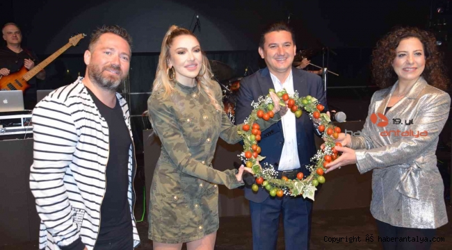 Hadise Kumluca'da Domates Kraliçesi oldu 