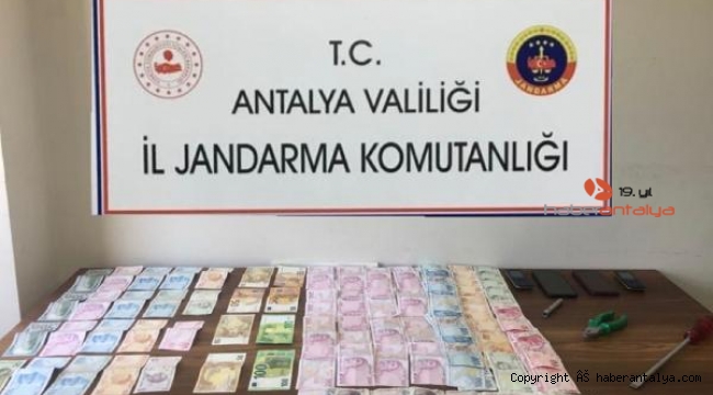 Jandarma 9 ayrı evden hırsızlık yapanları yakaladı 