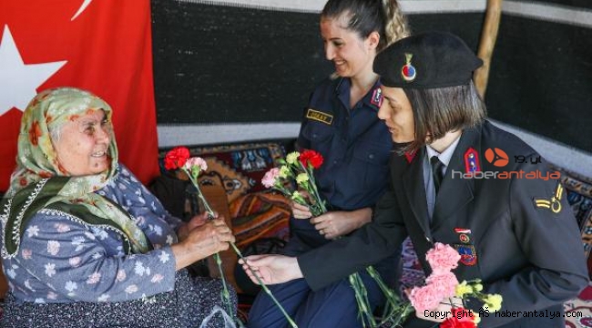 Kadın jandarmadan annelere sürpriz