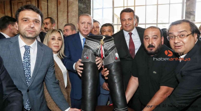 Kaş Belediye Başkanı Ulutaş, Cumhurbaşkanı Erdoğan'a kispet hediye etti