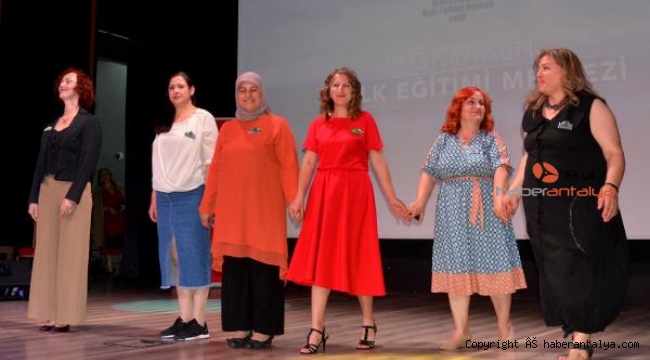 KONHEM kursiyerleri, diktikleri kıyafetlere mankenlik de yaptı