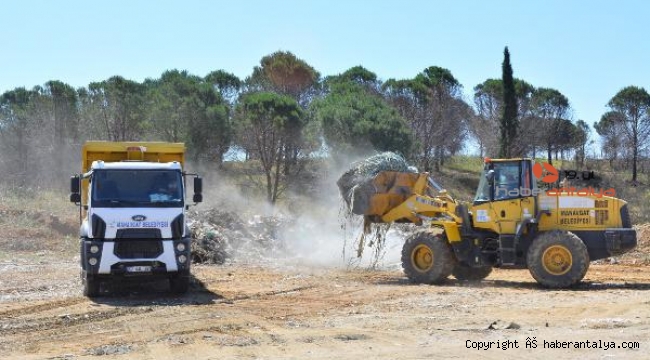 Manavgat'taki orman yangınında zarar gören alanlara dökülen molozlar kaldırılıyor