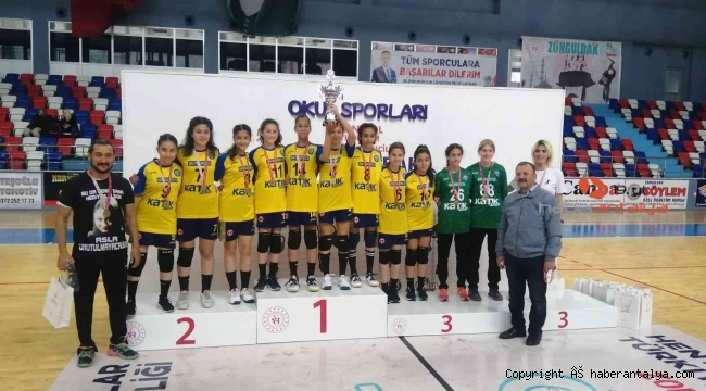 Nadire Konuk, yıldız hentbolde Antalya'nın gururu oldu