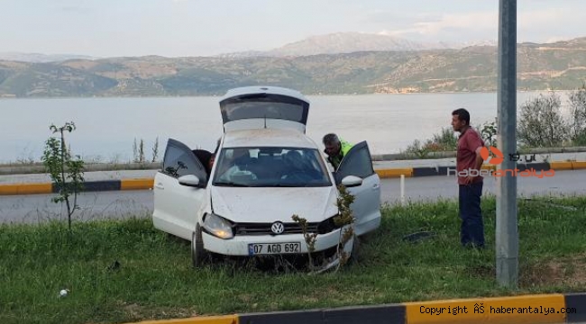 Otomobil refüjdeki direğe çarptı