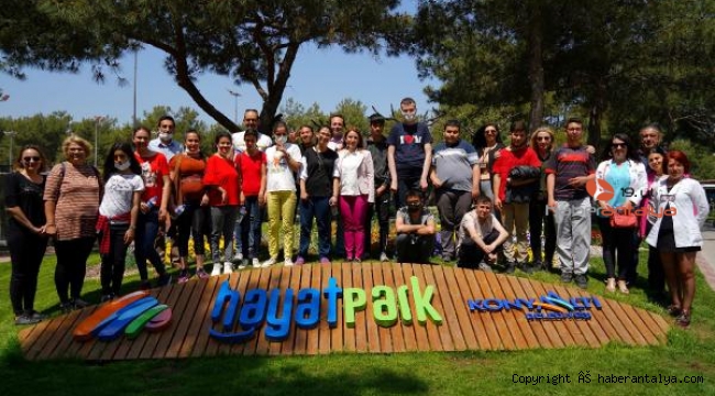 Özel çocuklar Hayatpark'ta çim ekti