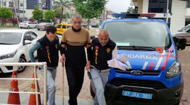 Polis, hırsızlık şüphelisini bastonundan yakaladı !