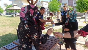 Polisten 'anneler günü' kutlaması