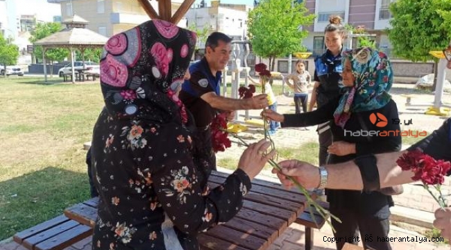 Polisten 'anneler günü' kutlaması