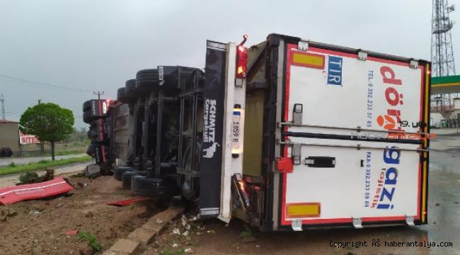 TIR refüje devrildi: 1 yaralı