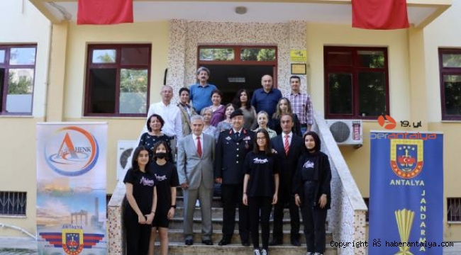 Tuğgeneral Özfidan öğrencilerle kitap okudu