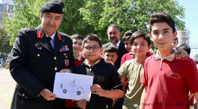 Tuğgeneral Özfidan öğrencilerle piknik yaptı, kitap okudu