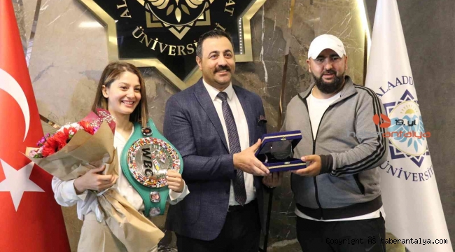 Türkiye'nin ilk WBC Kadın Şampiyonu Çetin, Dünya Şampiyonu Serrona'ya meydan okudu