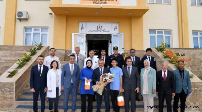 Vali Yazıcı, Finike'de öğrencilerle ve okul müdürleriyle buluştu