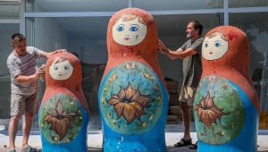 2 Rus sanatçı, zarar verilen matruşka bebekleri onarıyor