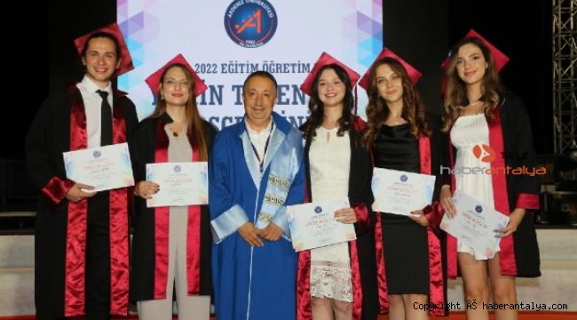 Akdeniz Üniversitesi Tıp Fakültesi'nden 438 hekim mezun oldu