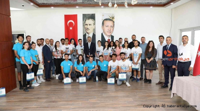 ALKÜ'nün gurur veren öğrencileri Rektör Kalan ile bir araya geldi