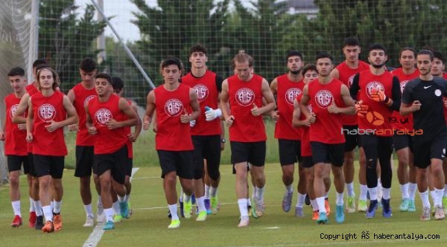 Antalyaspor yeni sezonun ilk mesaisini gençlerle yaptı