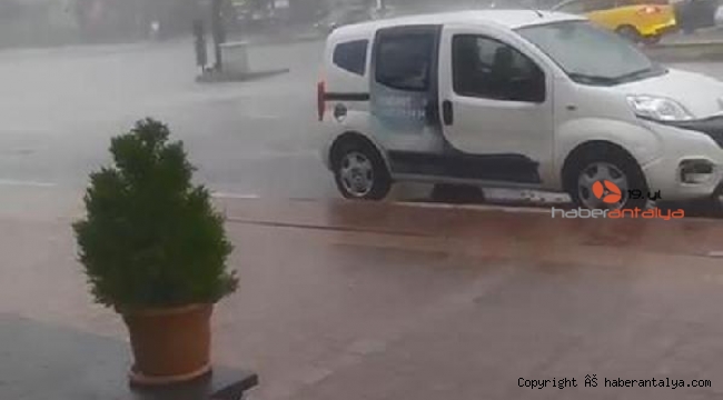 Antalya'yı 'yaz yağmuru' vurdu