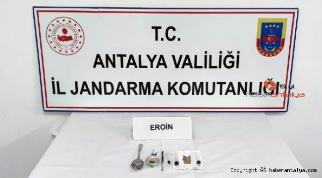 Aranan şüpheli uyuşturucuyla yakalandı