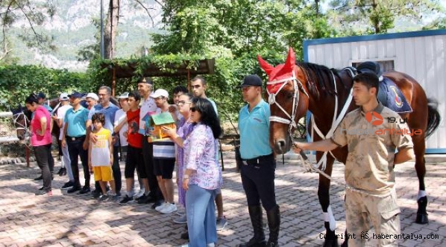 Atlı jandarmalar kapılarını özel çocuklara açtı
