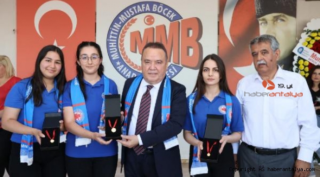 Başkan Böcek, karne heyecanına ortak oldu