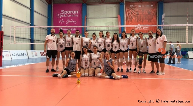 Döşemealtı Küçük Kız Voleybol Takımı Türkiye üçüncüsü oldu