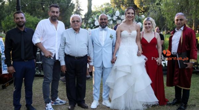 Gazeteci Özel, Antalya'da evlendi