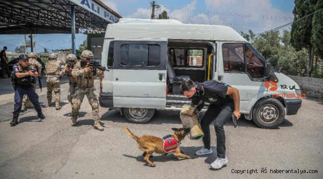 Jandarma köpeği 'Kadro', hassas burnuyla kundaklamayı tespit ediyor