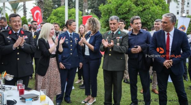 Jandarmadan coşkulu kutlama
