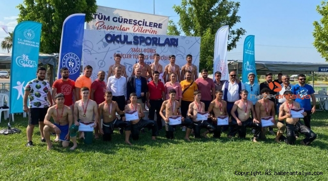 Kaşlı güreşçiler dereceyle döndü