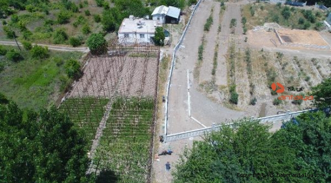 Komşudan geçen yol kapanınca, evin önüne 'hapsoldu'